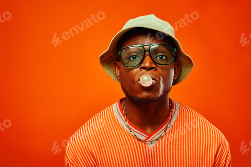 Preview: Portrait of young and stylish african american man in summer outfit wearing sunglasses and panama