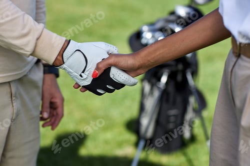 Preview: Closeup of two golf players shaking hands