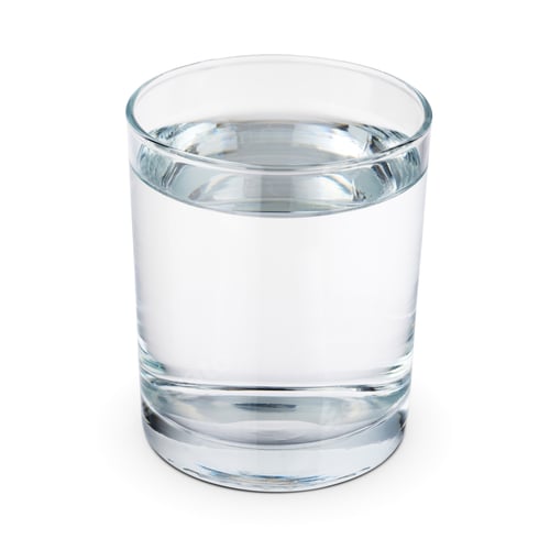 Vista previa: Vaso de agua limpia sin gas aislada en blanco.