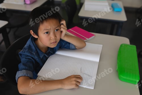 Visualização: Estudante atencioso olhando para o outro lado na sala de aula do ensino fundamental
