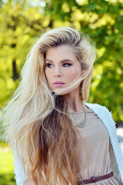 Preview: Fashionable portrait of lady with long hair in city