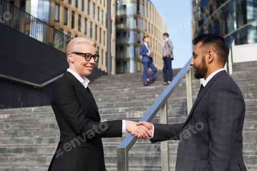 Preview: Business people meeting in the city