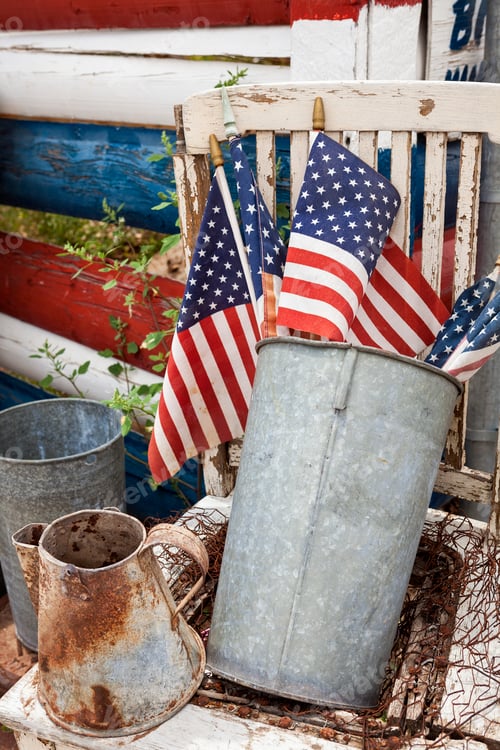 Preview: Rustic Patriotic Display with American Flags and Vintage Decor