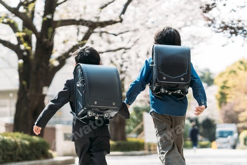 Preview: Japanese upper elementary school students and first graders holding hands