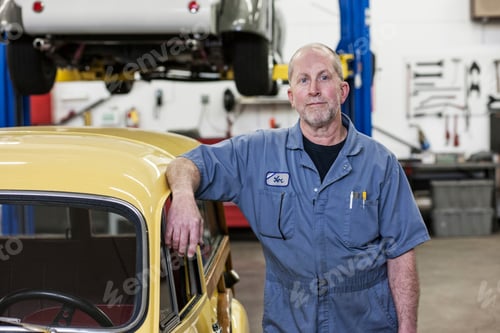 Preview: Portrait of a senior caucasian male owner of an antique car repair shop