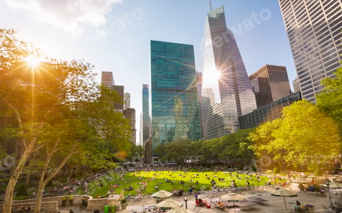 Preview: Crowds in Central Park and city skyline, New York, USA