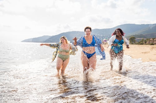 Preview: Group of plus size women with swimwear at the beach