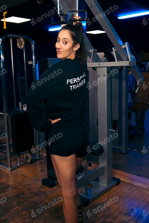 Visualização: Personal Trainer feminina. Guru da transformação corporal: mulher de meia idade inspira
com experiência em fitness