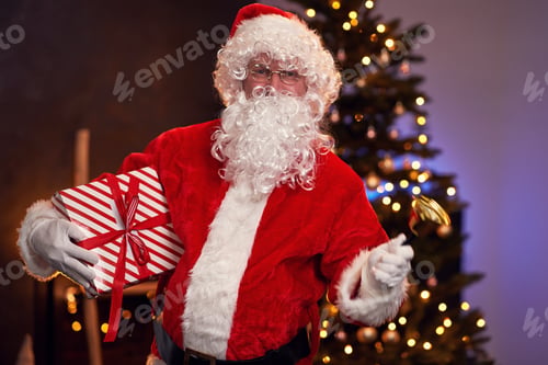 Preview: Santa Claus and Christmas tree with present