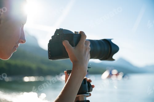 Preview: Profile view of female photographer taking photos of beautiful sea