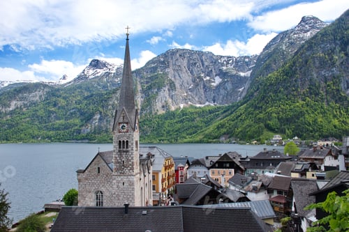 Preview: Scenic view of Hallstatt and Hallstatt lake in Austria
