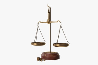 Aperçu: Balance d'équilibre en laiton antique avec poids