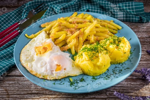 Preview: Fried egg served with boiled potatoes and yellow beans.