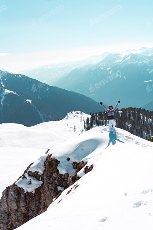 Preview: Photo of woman hike in snow on top of Spinale hill