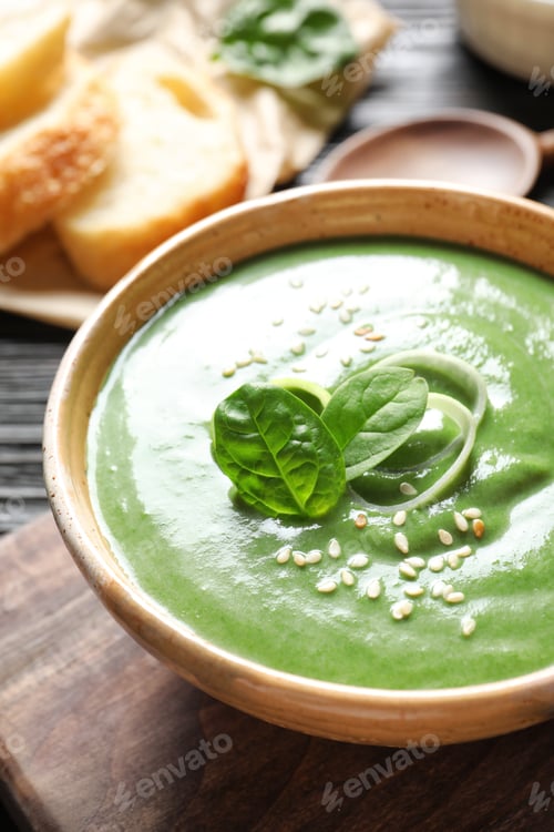 Preview: Fresh vegetable detox soup made of spinach in dish on table, closeup