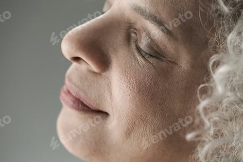 Preview: Mature woman, headshot