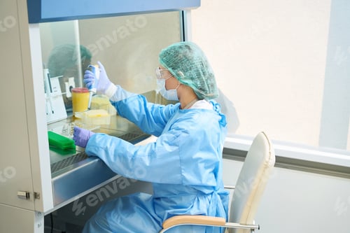 Preview: Scientist works in laboratory, she has special pipette in her hands