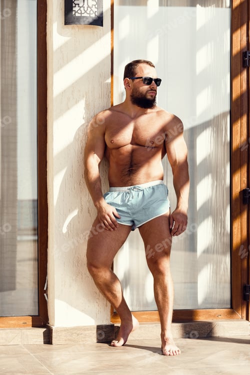 Preview: Portrait of a handsome fit guy in swimwear and sunglasses