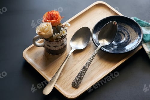 Preview: The crockery on the wooden tray