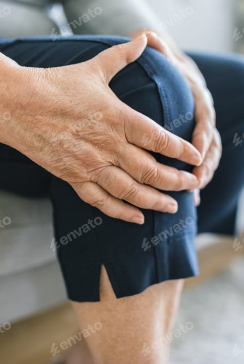Preview: Senior woman holding her painful knee
