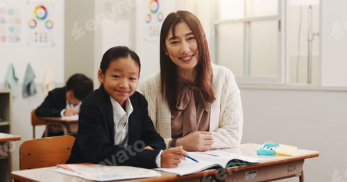 Visualização: Japonês, professor e criança com retrato na sala de aula para apoio educacional, aprendizagem e avaliação