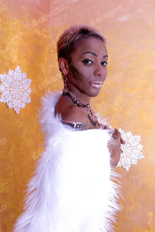 Preview: Dark-skinned woman with makeup and hair in the 2024 color peach fuzz with a white fur coat on her sh