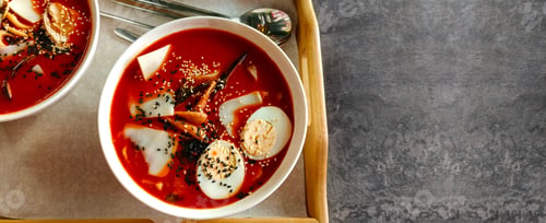 Preview: Spicy asian Ramen noodles with Prawns and greens on dark background