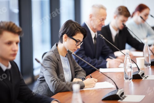 Preview: Business People in Forum