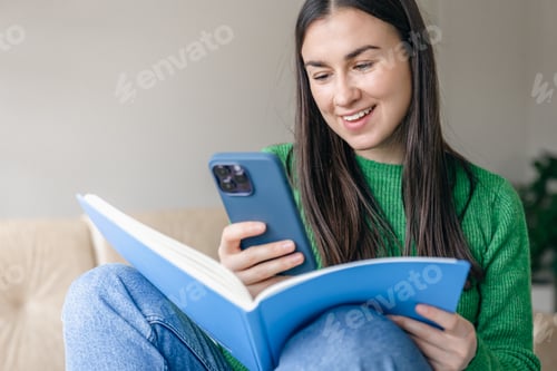 Preview: Cheerful young women with a smartphone and a notepad in their hands.