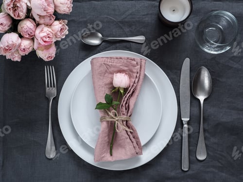 Preview: Elegant Table Setting with Pink Roses and Napkin