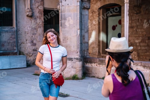 Preview: Photographer taking pictures of tourist posing in barcelona gothic quarter