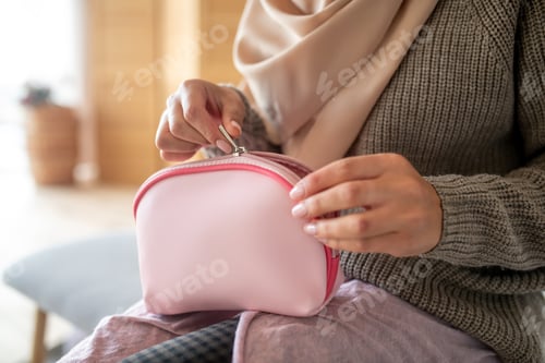 Preview: Top view of makeup cosmetic bag for woman