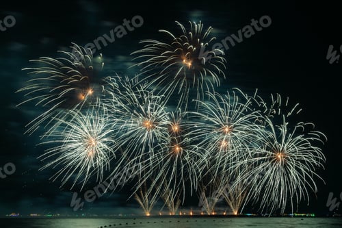 Visualização: Fogos de artifício multicoloridos explodindo sobre a água