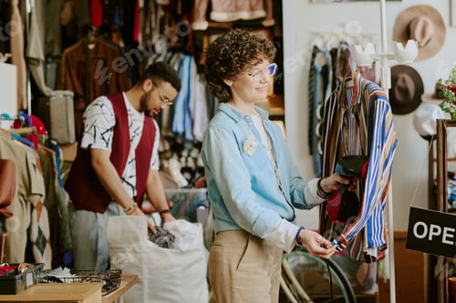 Preview: Shopping in Vintage Clothing Store with Unique Items