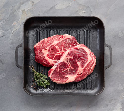 Vista previa: Beefsteak with spices and grill skillet
