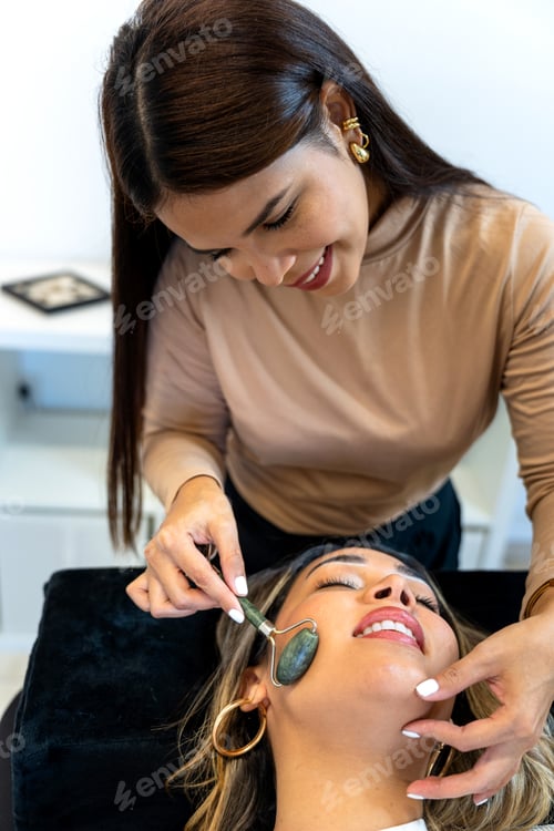 Preview: Latina professional in the aesthetics sector applying a treatment to her patient