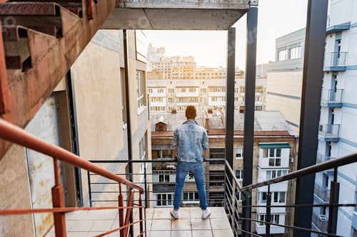 Aperçu: Pensive Man Enjoying City View From Stairs