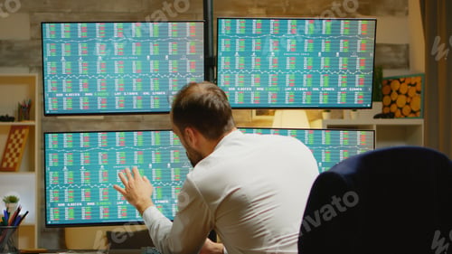 Preview: Bearded trader in his home office wearing a suits