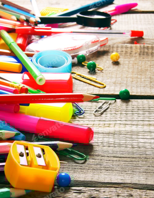 Visualização: Ferramentas escolares. Em fundo de madeira.