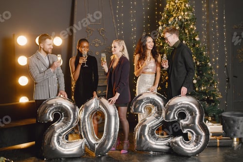 Visualização: Amigos do sexo masculino e feminino em pé com balões 2023 para a celebração do Ano Novo