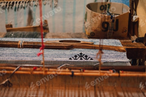 Preview: Wooden loom with blue treads
