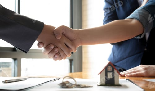 Preview: Real estate broker and customer shaking hands after signing a contract: real estate, home loan and