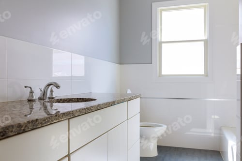 Visualização: Banheiro principal em casa de construção nova com armários de madeira grande banheiro revestido de mármore branco de luxo em