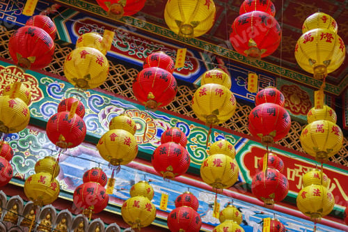 Preview: Red and yellow Chinese lanterns inside of Kek Lok Si temple on multicolored painted ceining.