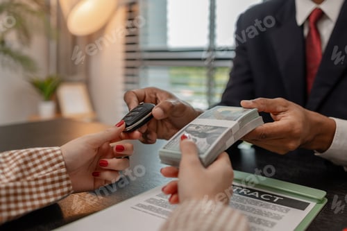 Preview: the car sale is completed after the contract is signed, hand over the car key after purchasing