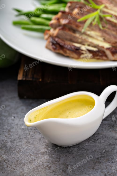 Preview: Bearnaise sauce in a sauce dish