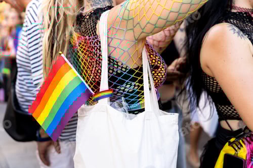 Visualização: Mulher mostrando a bandeira do arco-íris na parada do orgulho apoiando a comunidade LGBTQ+