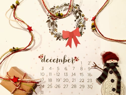Visualização: calendário de dezembro flat lay