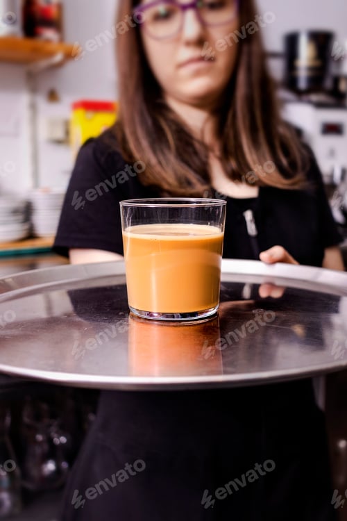 Visualização: Café da manhã pronto. Barman servindo café para amigas no
café