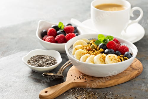 Vista previa: Vanilla chia pudding in a bowl with fresh fruit